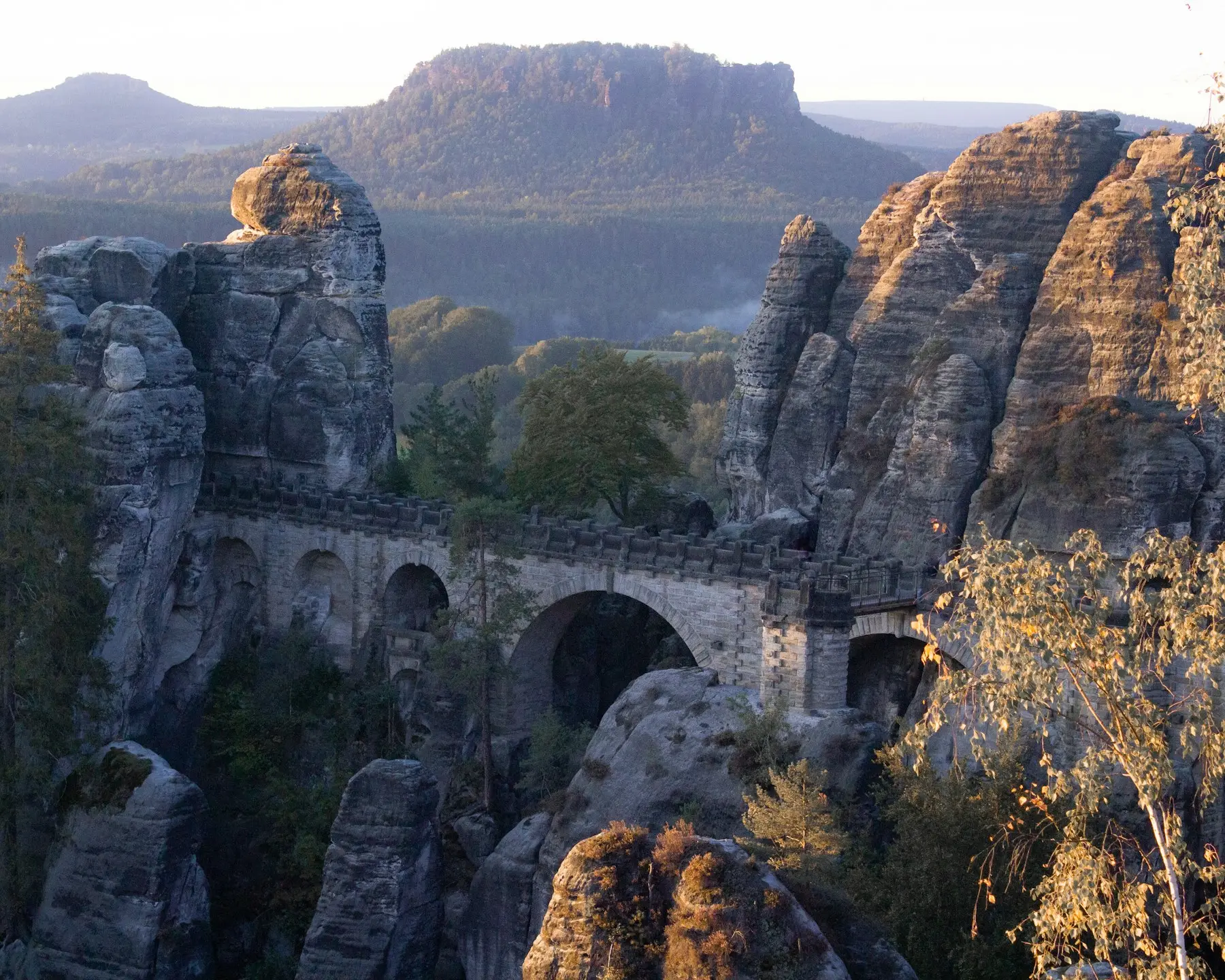 Die Basteibrücke zwischen den Felsen bei Sonnenaufgang