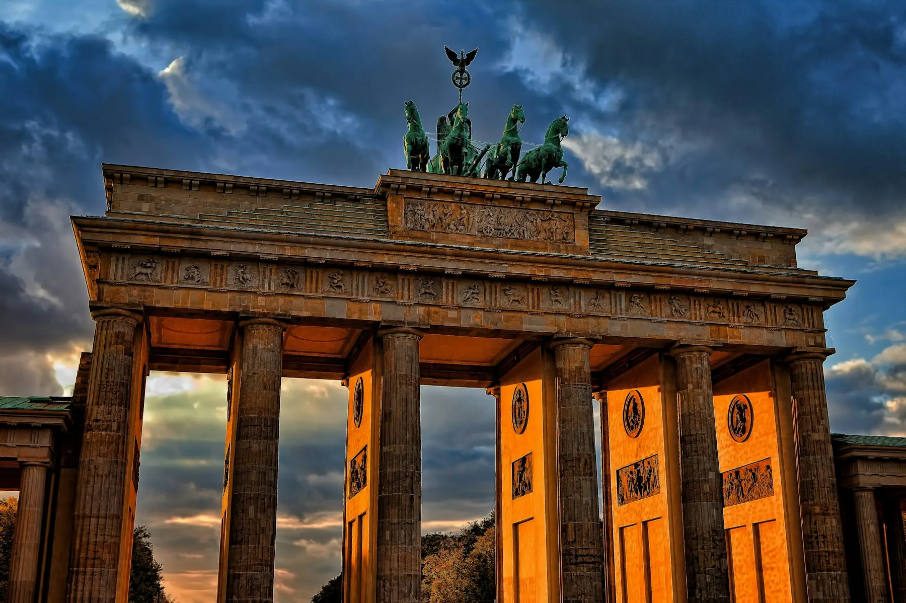 Das Brandenburger Tor in Berlin bei Sonnenuntergang