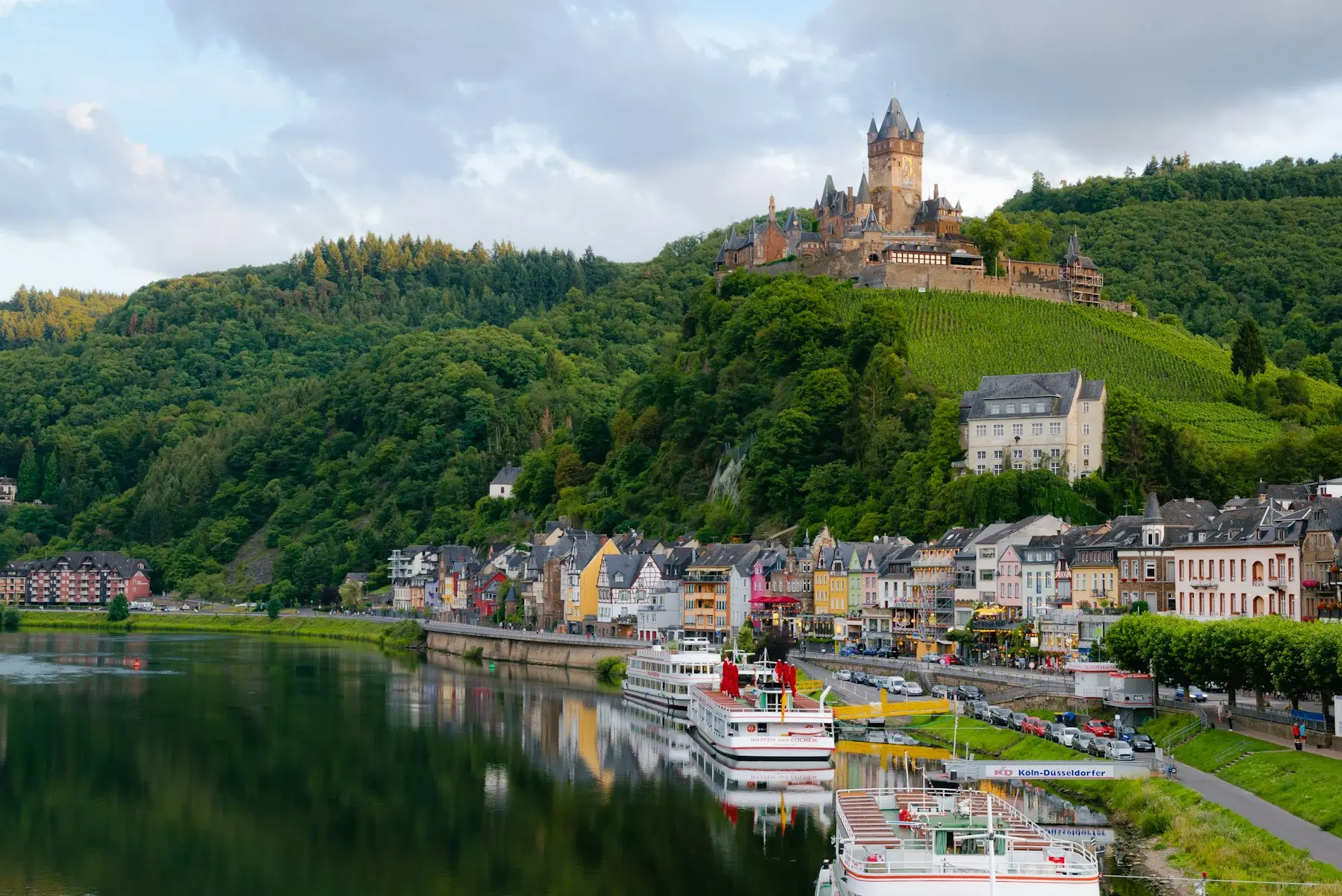 Die Reichsburg über der Mosel bei Sonnenuntergang