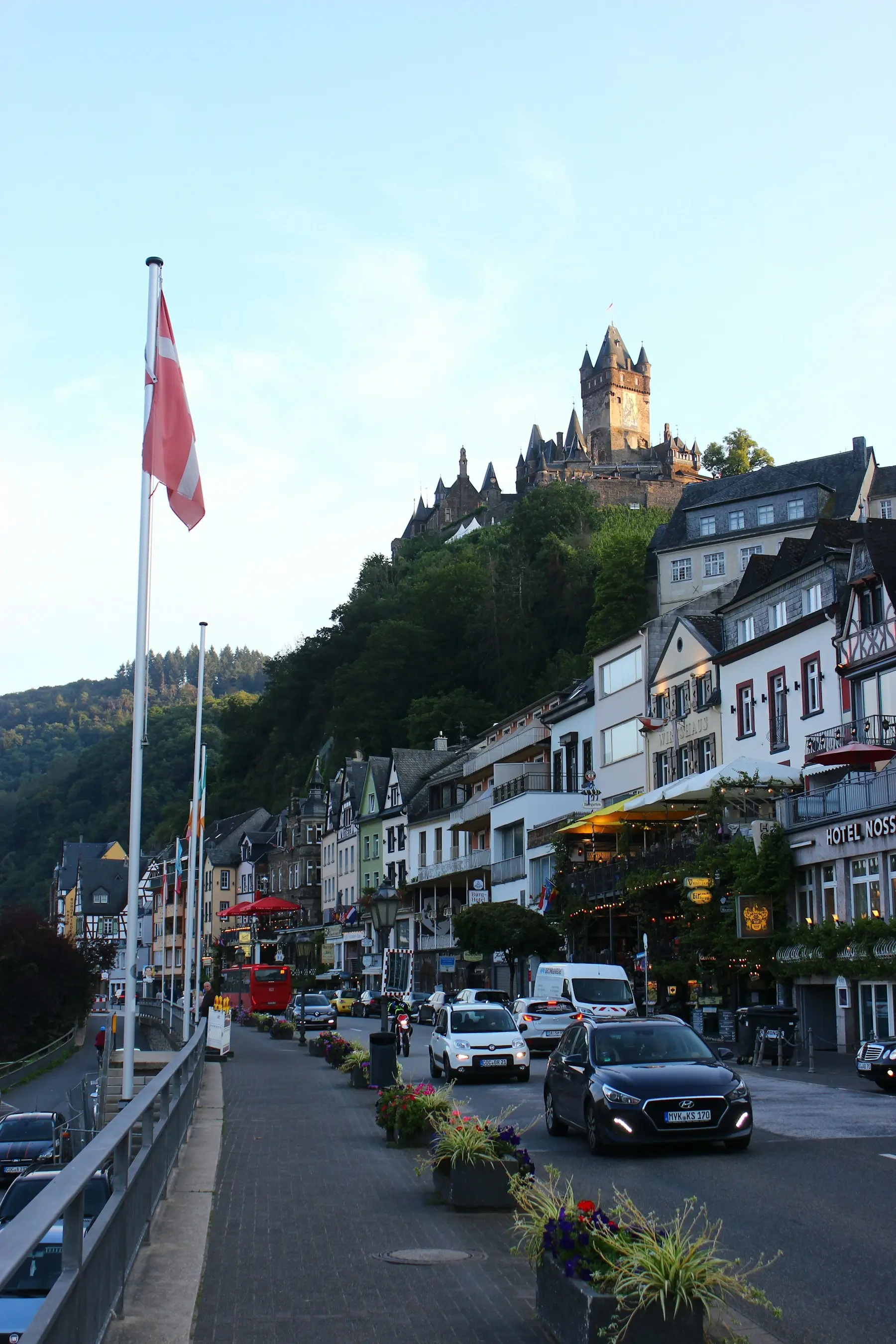 Blick aus der Altstadt von Cochem auf die Reichsburg