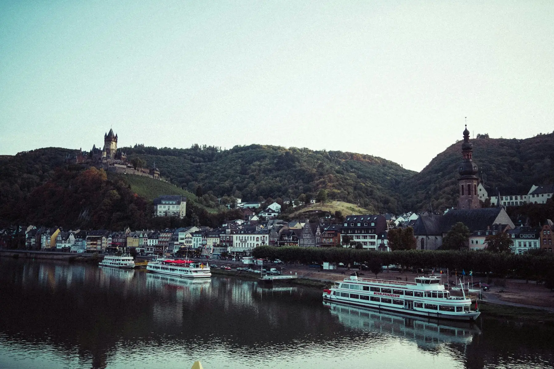 Ausflugsschiffe auf der Mosel in Cochem