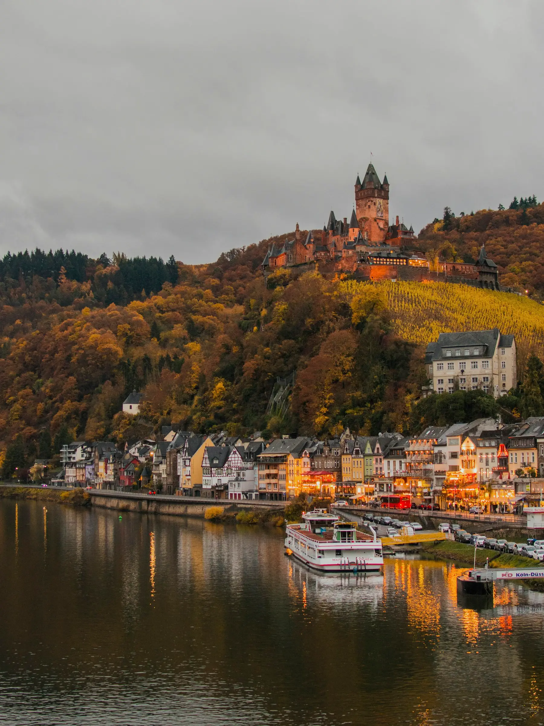 Cochem spiegelt sich in der Mosel