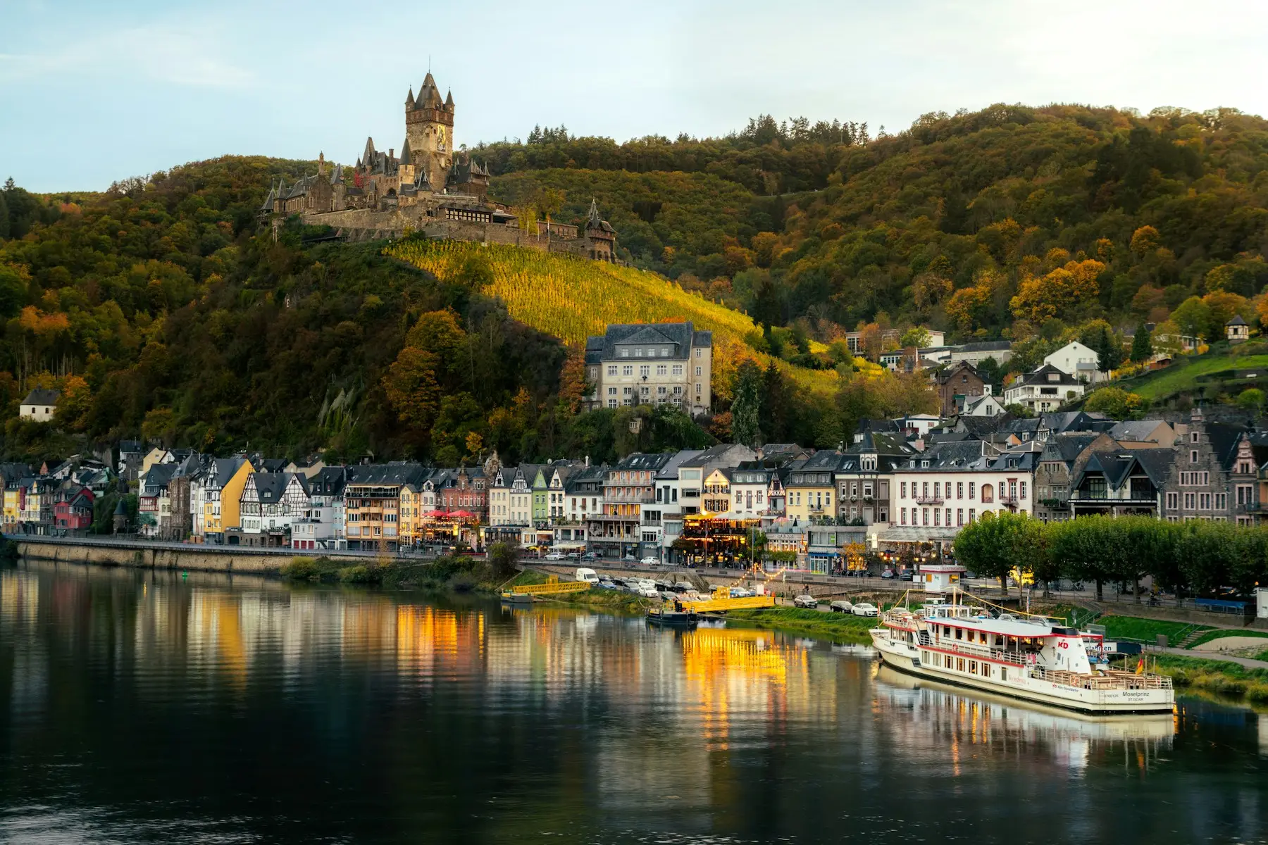 Cochem zwischen Weinbergen, ein Schiff auf der Mosel