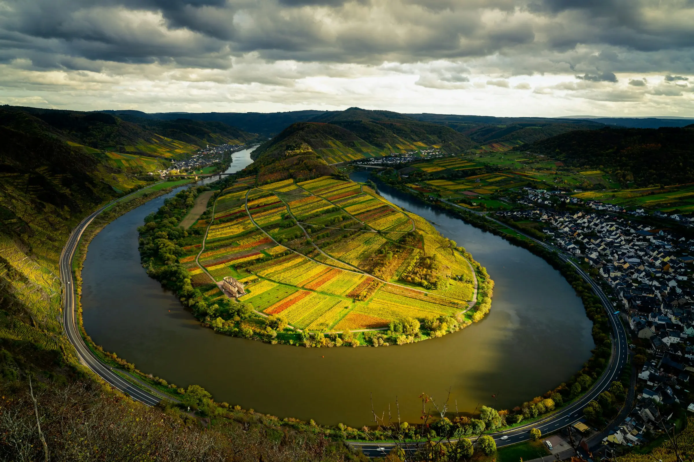 Die Moselschleife bei Bremm mit Weinbergen