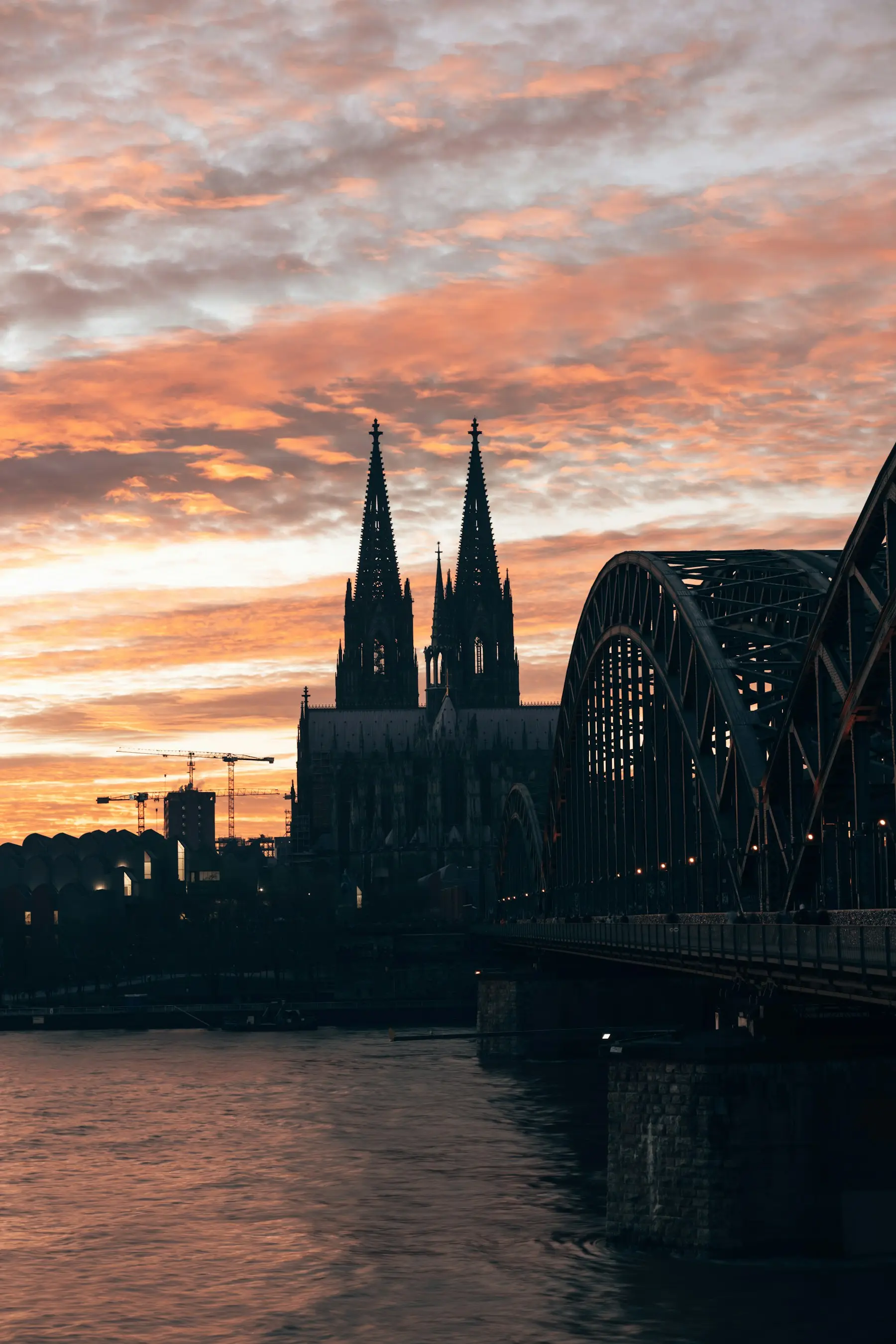 Hohenzollernbrücke und Kölner Dom im Abendlicht