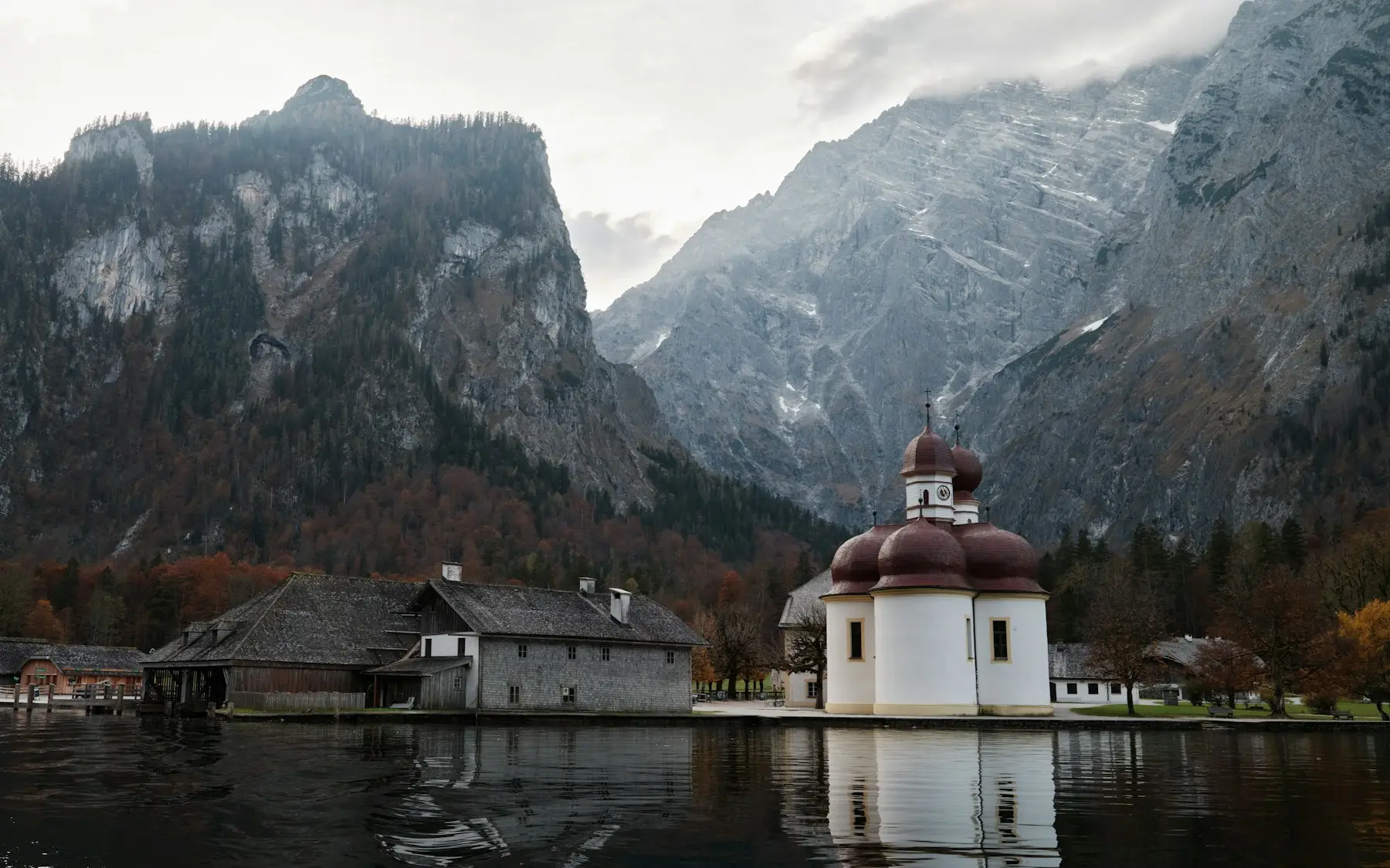 St. Bartholomä am Königssee vor den Bergen