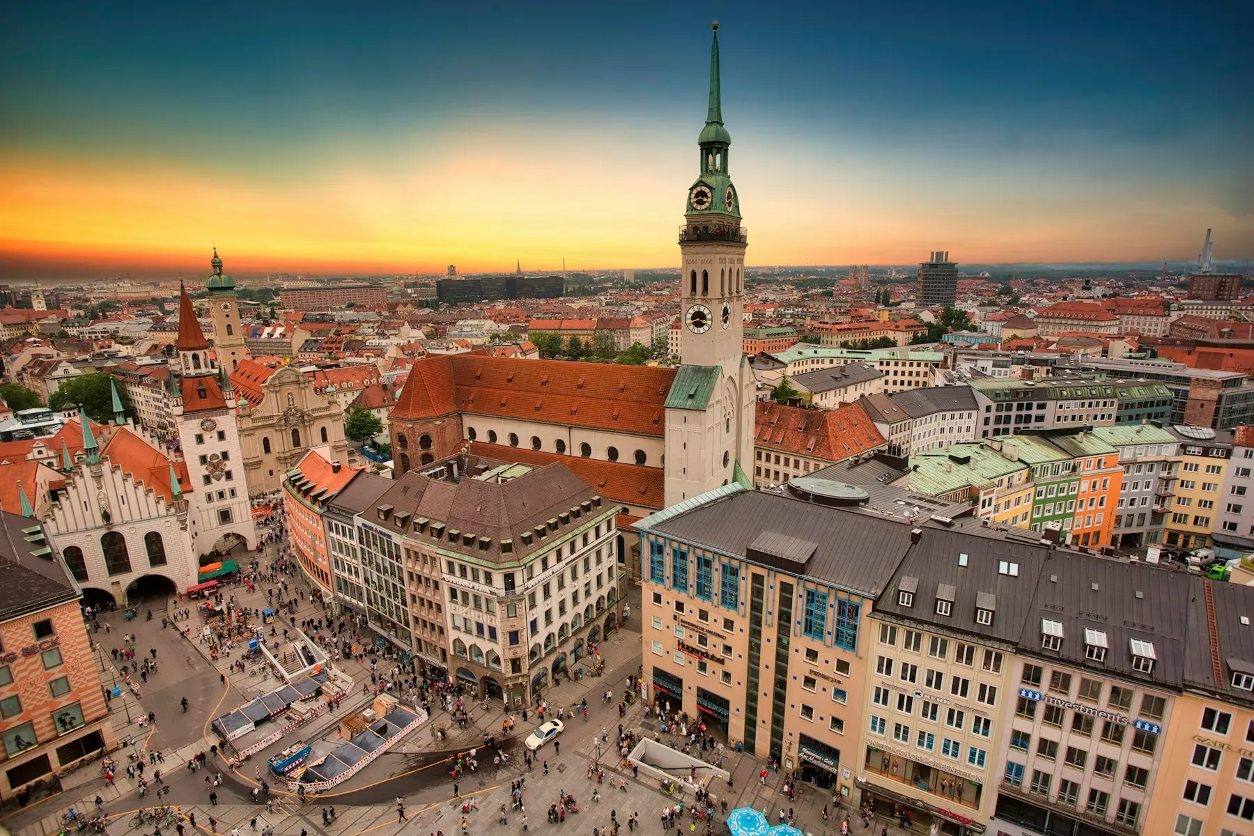 Die Münchner Altstadt mit der Frauenkirche im Abendlicht