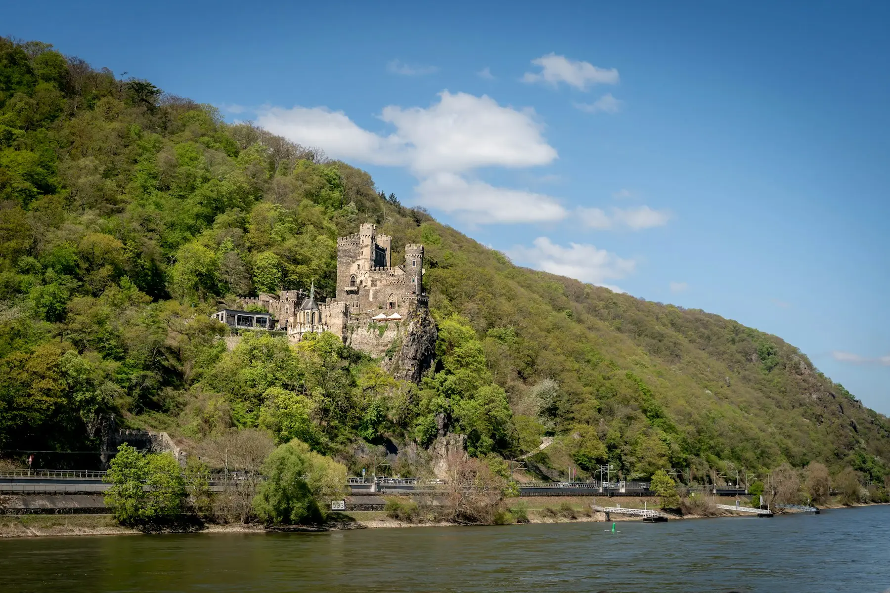 Eine Burg über dem Rhein bei Rüdesheim